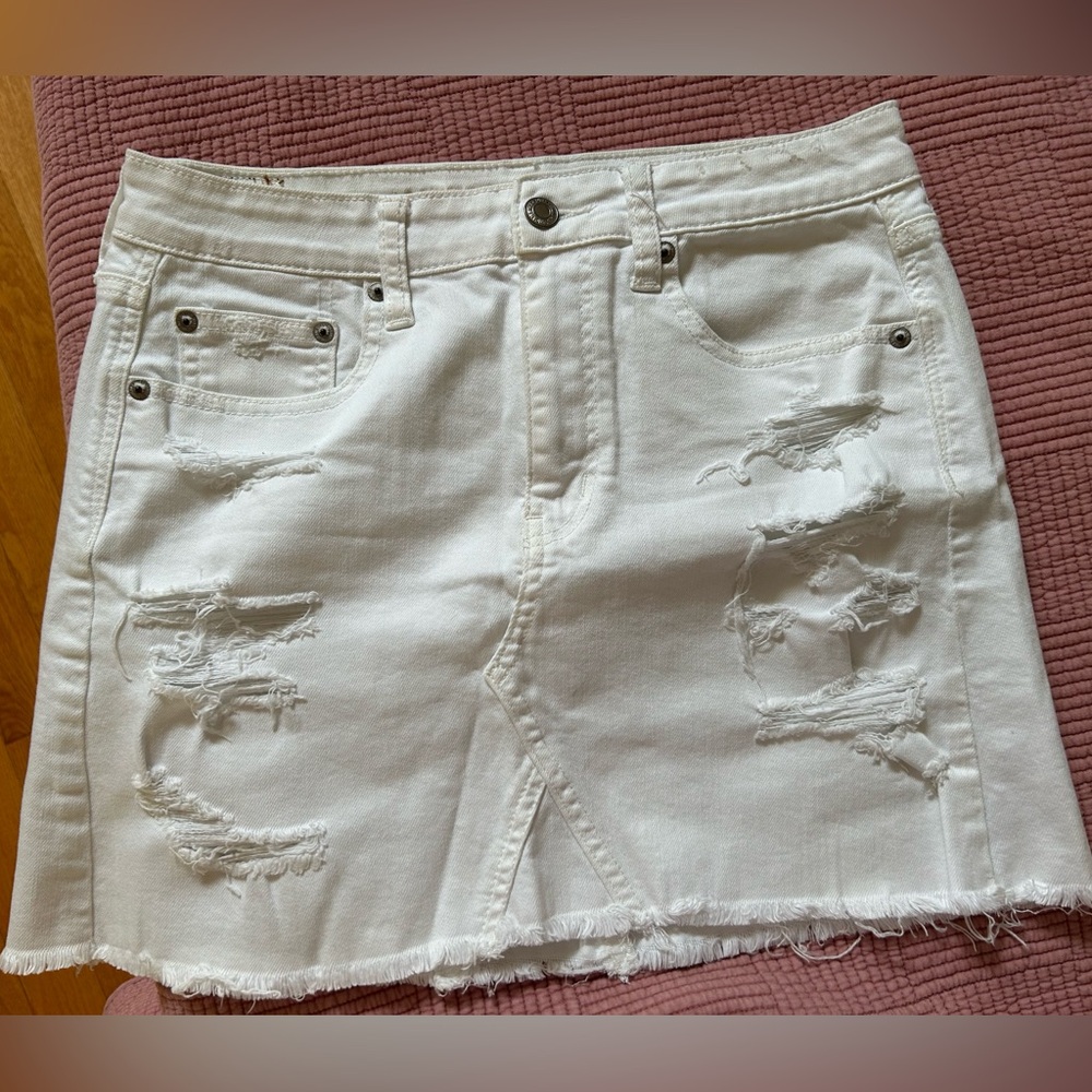 American Eagle, White Ripped Denim Skirt, Size 6